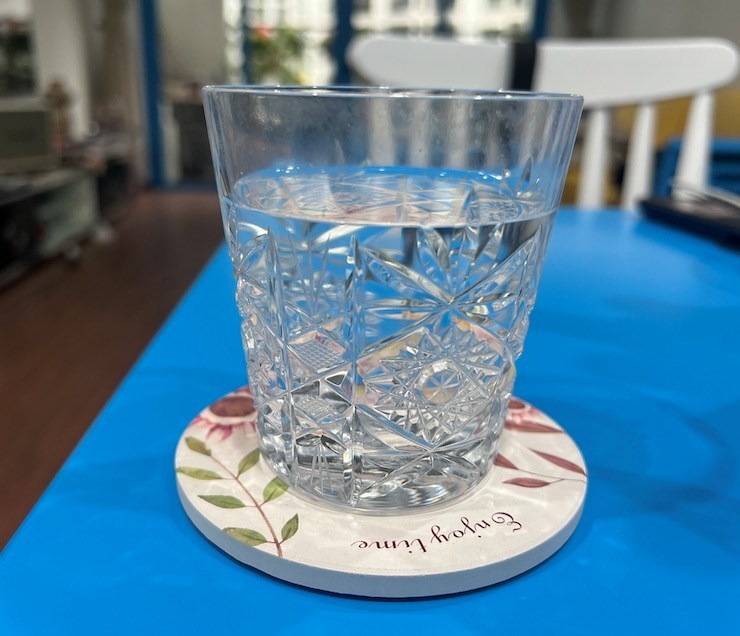 Boire correctement peut aider le corps a eliminer l'acide urique. Photo : Kieu Vu.