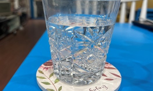 Uống đúng cách có thể giúp cơ thể đào thải axit uric. Ảnh: Kiều Vũ.