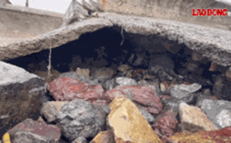 Landslides at Vung Tau sea embankment due to the influence of tides. Photo: Thanh An