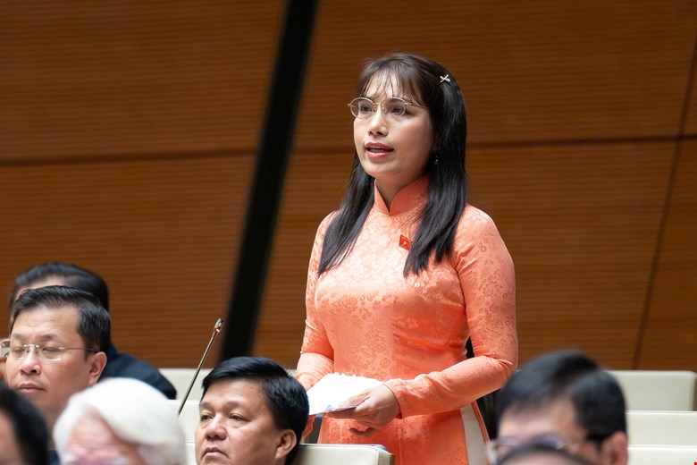 Lo ngai tac dong tieu cuc cua mang xa hoi den gioi tre, Dai bieu Chau Quynh Dao de nghi quy dinh ro do tuoi, gioi han thoi gian tre em duoc su dung.Anh: Cong Media Quoc hoi  