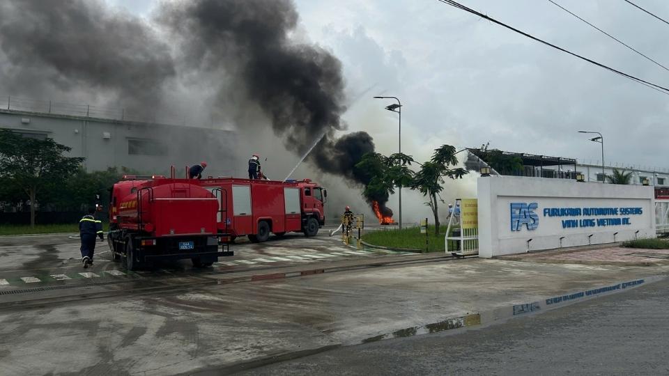 The Fire Prevention and Rescue Police force deployed fire trucks and water hoses at the mocked scene. Photo: Hoang Loc
