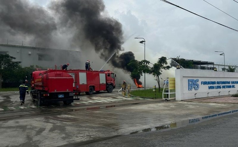 The Fire Prevention and Rescue Police force deployed fire trucks and water hoses at the mocked scene. Photo: Hoang Loc