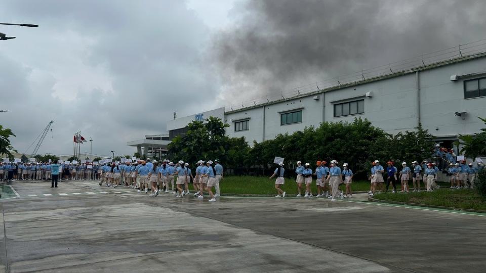 Nhan vien Cong ty FAS Vinh Long thuc hanh so tan va cuu nguoi trong buoi dien tap PCCC&CNCH. Anh: Hoang Loc