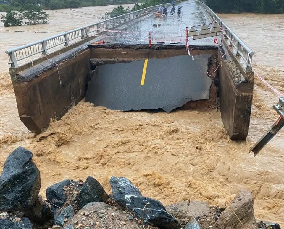Cau Ca Da tren quoc lo 24C bi mua lu cuon dut hoan toan, khien giao thong tren tuyen huyet mach noi Da Nang - Quang Ngai bi chia cat. Anh: Van Binh