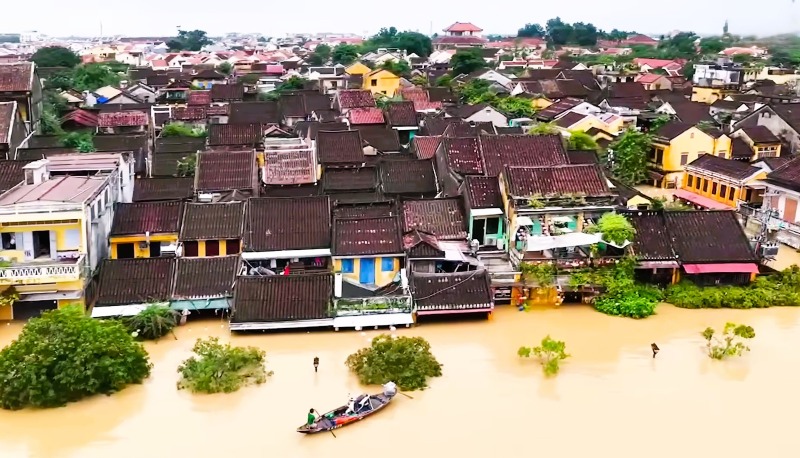 Toi qua (29.10), muc nuoc lu cac song o Vu Gia, Thu Bon, Hoi An dat dinh tren muc bao dong 3, den sang nay dang xuong cham. Anh: Nguyen Hoang