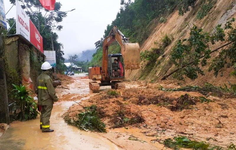 Luc luong chuc nang Da Nang no luc khac phuc sat lo, thong xe duong Ho Chi Minh. Anh: Truong An