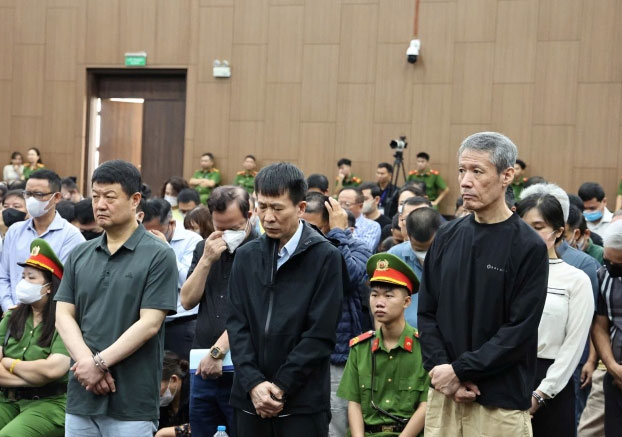 Những bị cáo trong đường dây đánh bạc nghìn tỉ đồng, bị xét xử tại phiên tòa sơ thẩm. Ảnh: Quang Việt