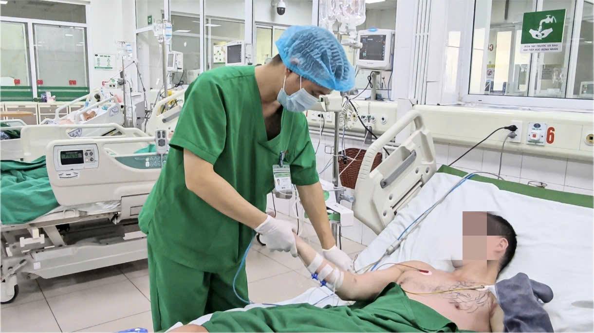 Doctor treating a patient with dengue complications. Photo: Thanh Dang