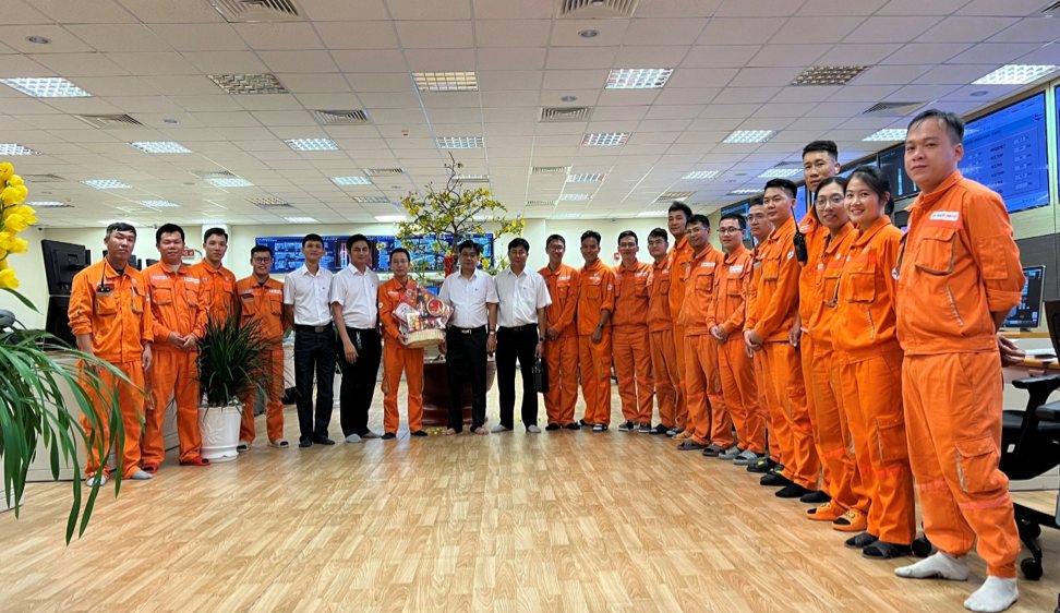 Chu tich Cong doan Nha may Tran Ngoc Huong truc tiep toi tham hoi, dong vien nguoi lao dong trong dem giao thua Tet nguyen dan nam 2024  