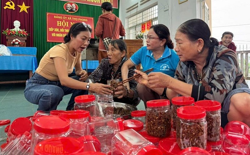 Women in Phong Nien Ha village, Tho Phong commune, Quang Ngai province joined hands to catch dried fish to send to people in flooded areas in Da Nang. Photo: Vien Nguyen