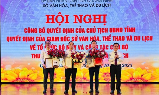 Lễ công bố các quyết định của Chủ tịch UBND tỉnh và Giám đốc Sở VHTTDL tỉnh Quảng Ninh về việc sáp nhập các đơn vị và công tác cán bộ thuộc sở. Ảnh: Nguyễn Hùng