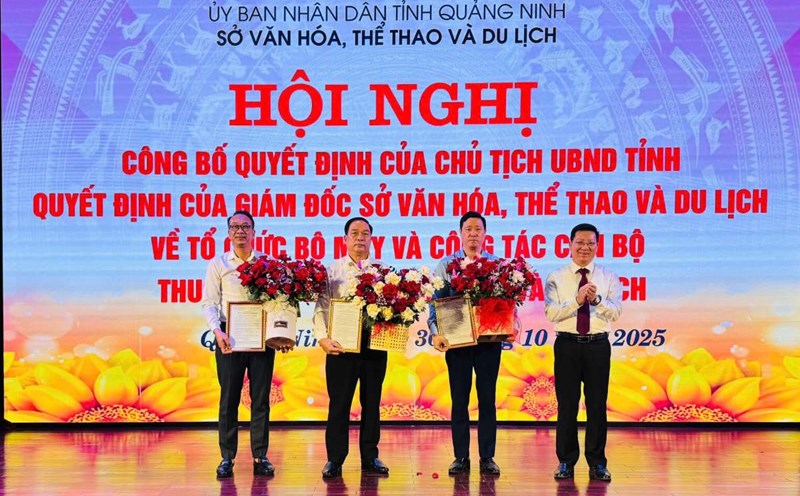 Ceremony to announce the decisions of the Chairman of the Provincial People's Committee and the Director of the Department of Culture, Sports and Tourism of Quang Ninh province on the merger of units and personnel work under the department. Photo: Nguyen Hung