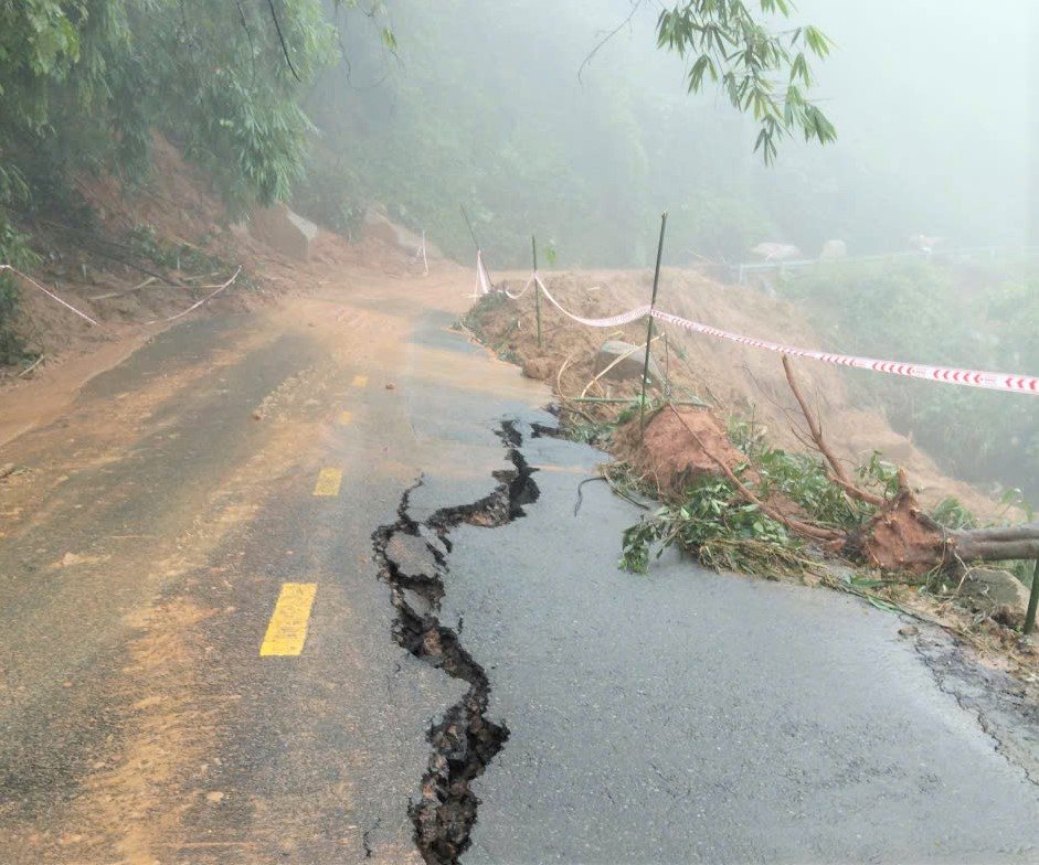 Mat duong tai km50+900 tren deo Gia Bac bi sut lun, nut toac. Anh: Phuc Khanh