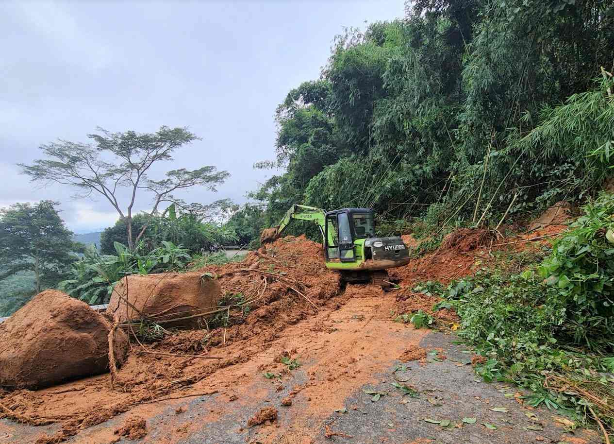 Truoc do, vao ngay 27.10 deo Gia Bac xay ra 7 diem sat lo khien giao thong ach tac hon 12 gio dong ho. Anh: Phuc Khanh