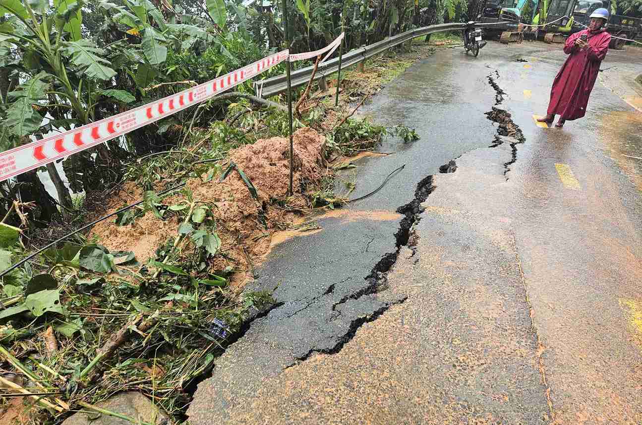 Xuat hien sut lun khien vet nut keo dai giua mat duong tren deo Gia Bac. Anh: Phuc Khanh