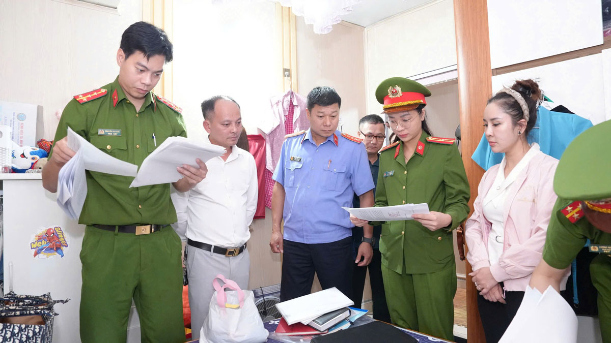 Co quan Canh sat dieu tra Cong an tinh Lao Cai tien hanh kham xet cho o, noi lam viec cua Hieu truong