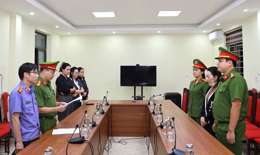 Cơ quan Cảnh sát điều tra đọc quyết định khởi tố vụ án, khởi tố bị can đối với Hiệu trưởng và kế toán Trường Mầm non An Bình. Ảnh: Công an Lào Cai