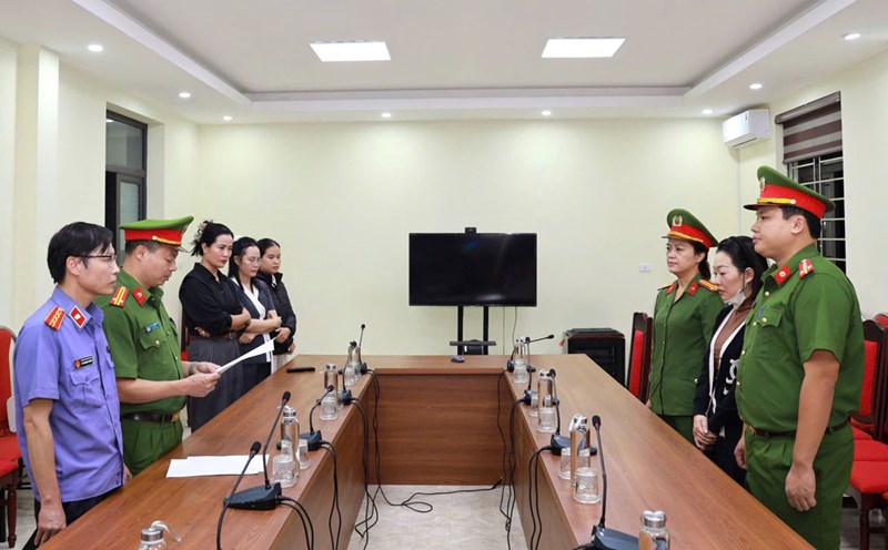 The Investigation Police Agency read the decision to prosecute the case and prosecute the Principal and accountant of An Binh Kindergarten. Photo: Lao Cai Police