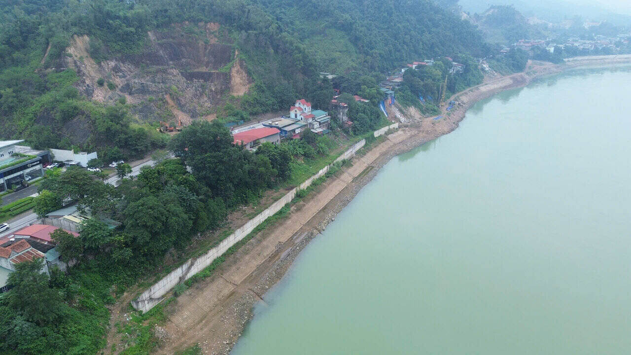 Overview of the Da River embankment project worth nearly 500 billion VND at the foot of Hoa Binh Hydropower Plant. Photo: Minh Chuyen
