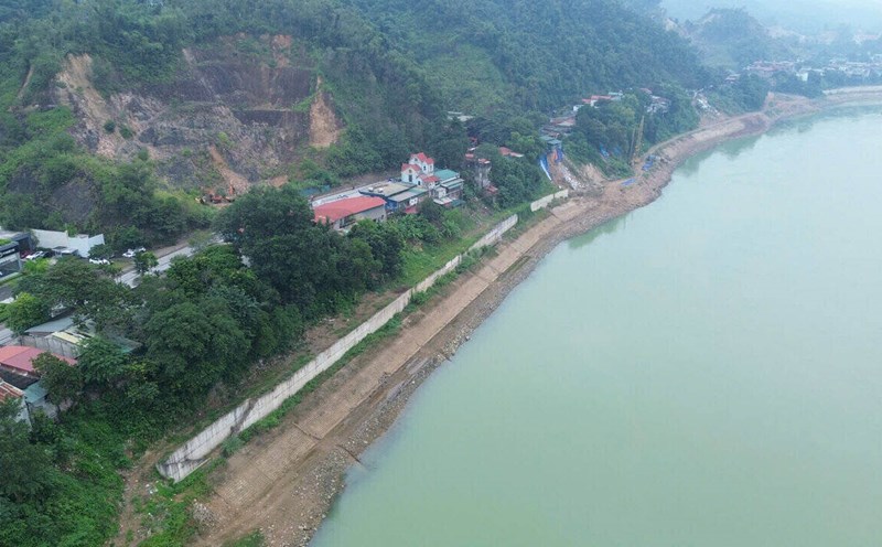 Overview of the Da River embankment project worth nearly 500 billion VND at the foot of Hoa Binh Hydropower Plant. Photo: Minh Chuyen