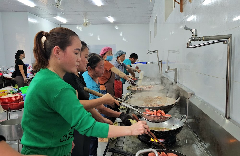 フエの洪水地域の人々を助けるために何千もの食事を作ります。写真: グエン・ルアン