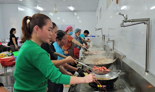 Nấu hàng nghìn suất cơm cứu trợ bà con vùng lũ ở Huế. Ảnh: Nguyễn Luân