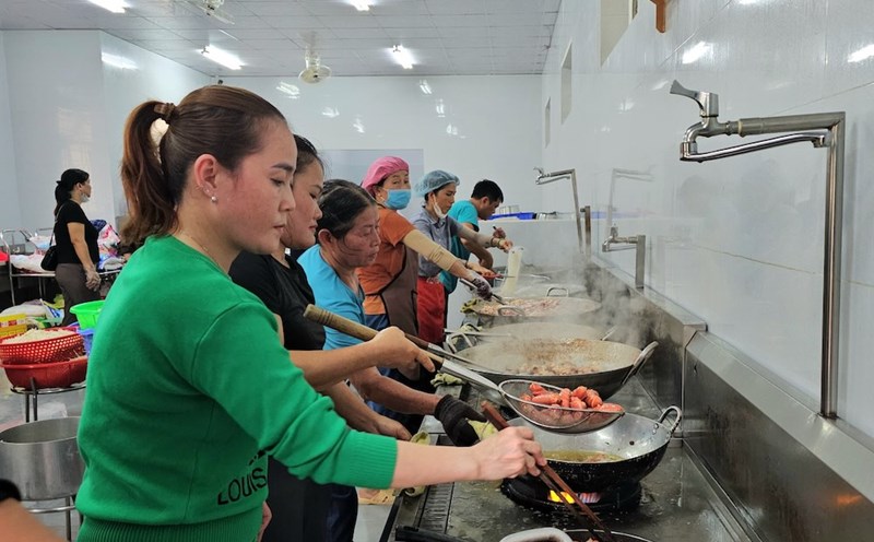 Cooking thousands of meals to provide relief to people in flooded areas in Hue. Photo: Nguyen Luan