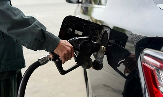 Giá xăng dầu trong nước có thể tăng mạnh vào chiều nay. Ảnh: Hà Vy