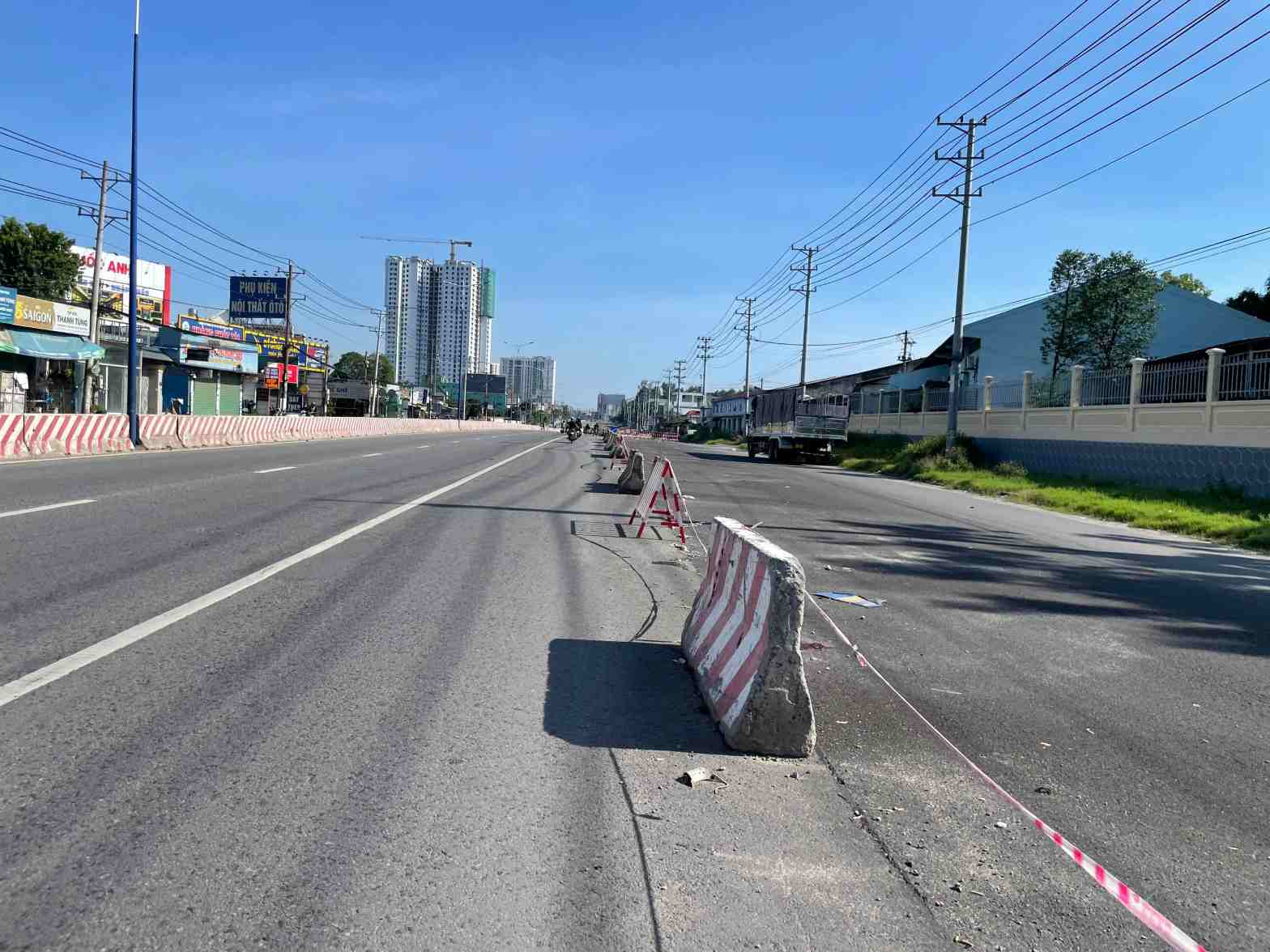 Quoc lo 13 dang duoc mo rong tu 6 lan xe len 8 lan xe. Anh: Dinh Trong