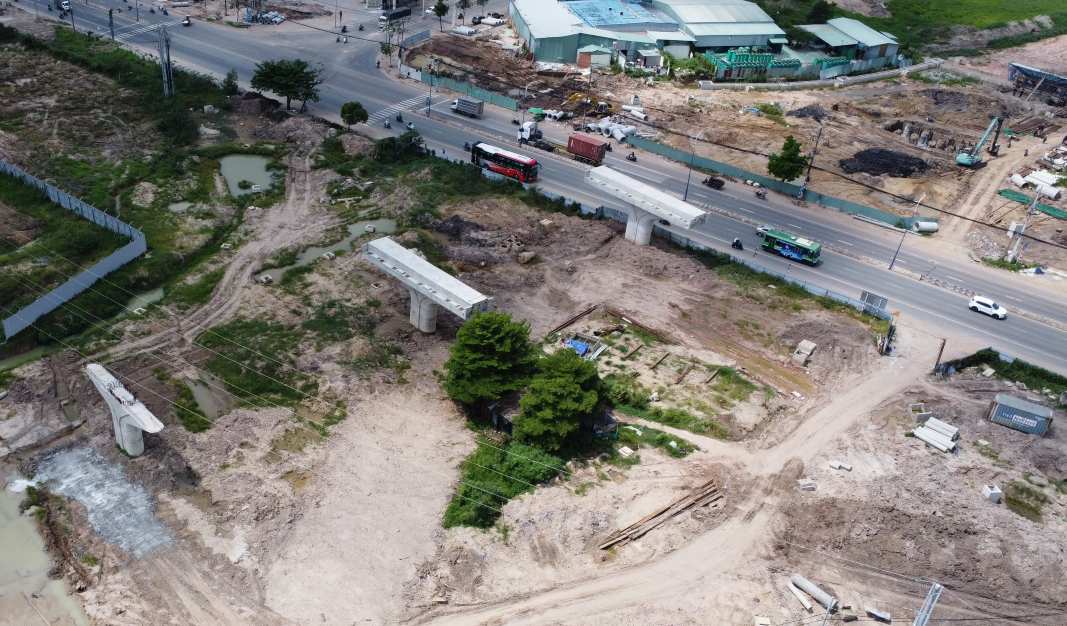 Cau vuot bang qua Quoc lo 13 dang duoc xay dung. Anh: Dinh Trong