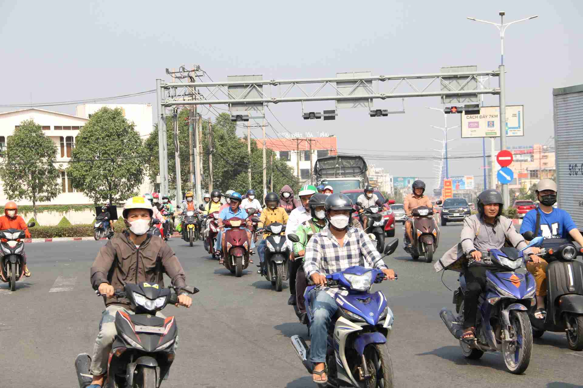Giao thong tren Quoc lo 13 doan nga nam phuoc Kien. Anh: Dinh Trong