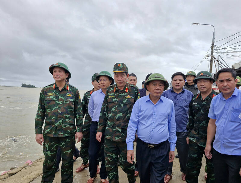 Politburo member, Standing member of the Central Party Secretariat Tran Cam Tu inspected and encouraged the day and night to reinforce the embankment of landslides in Duy Nghia commune (Da Nang) on the morning of October 30. Photo: Thu Giang