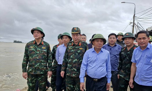 Ủy viên Bộ Chính trị, Thường trực Ban Bí thư Trung ương Đảng Trần Cẩm Tú đã kiểm tra, động viên lực lượng ngày đêm gia cố bờ kè sạt lở ở xã Duy Nghĩa (Đà Nẵng) sáng 30.10. Ảnh: Thu Giang