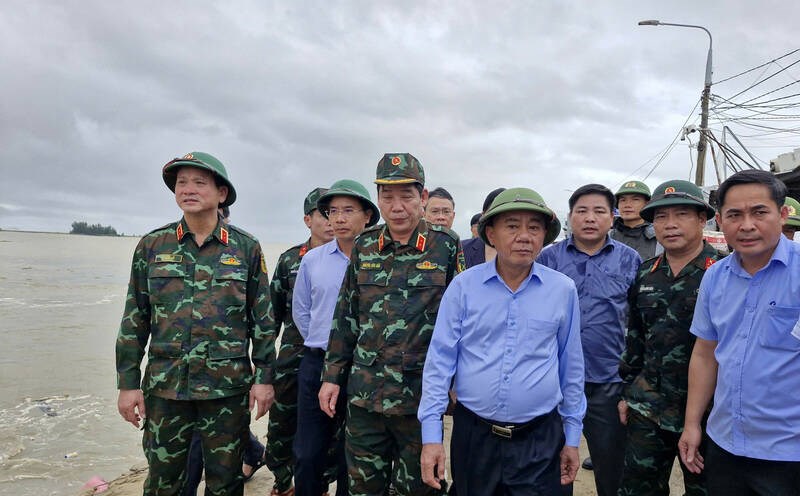 Politburo member, Standing member of the Central Party Secretariat Tran Cam Tu inspected and encouraged the day and night to reinforce the embankment of landslides in Duy Nghia commune (Da Nang) on the morning of October 30. Photo: Thu Giang
