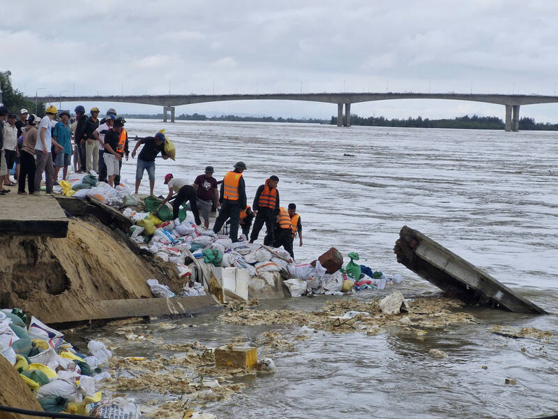 Luc luong chuc nang gia co bo ke. Anh: Thu Giang