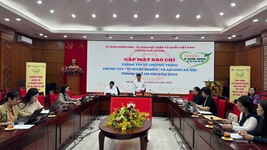 Hanoï soutient pres de 40 milliards de dongs au Fonds 'Pour les pauvres'. Photo : Minh Hanh