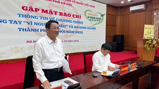 Ong Vu Ha, Pho truong Ban Tuyen giao va Dan van Thanh uy Ha Noi thong tin ve ket qua giam ngheo cua Ha Noi. Anh: Minh Hanh 