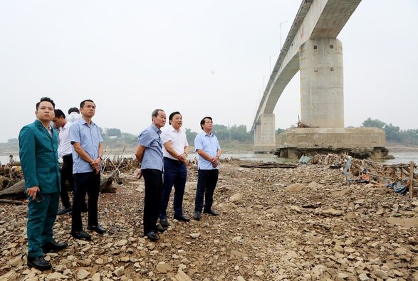Vice Chairman of Phu Tho Provincial People's Committee Nguyen Huy Ngoc (in white shirt) inspected the site of the damaged T3 pillar of Song Lo bridge. Photo: Ngoc Kien