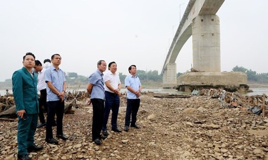 Phó Chủ tịch UBND tỉnh Phú Thọ Nguyễn Huy Ngọc (áo trắng) kiểm tra thực tế tại vị trí hư hỏng trụ T3 của cầu Sông Lô. Ảnh: Ngọc Kiên