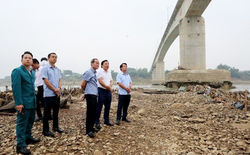 Vice Chairman of Phu Tho Provincial People's Committee Nguyen Huy Ngoc (in white shirt) inspected the site of the damaged T3 pillar of Song Lo bridge. Photo: Ngoc Kien