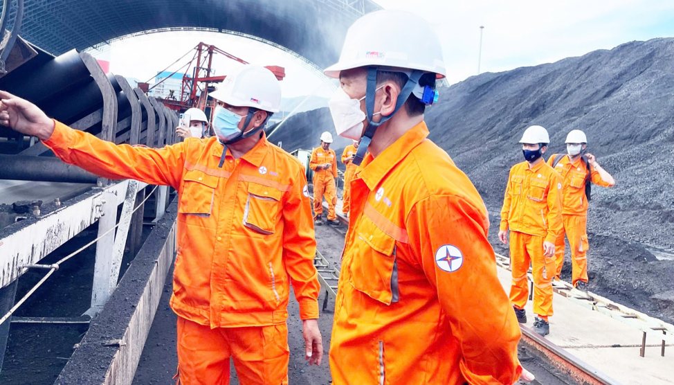 Giam doc Nha may Nhiet dien Vinh Tan 4 Vu Thanh Hai truc tiep kiem tra cong tac van hanh tai cac Phan xuong. Anh: Binh Minh