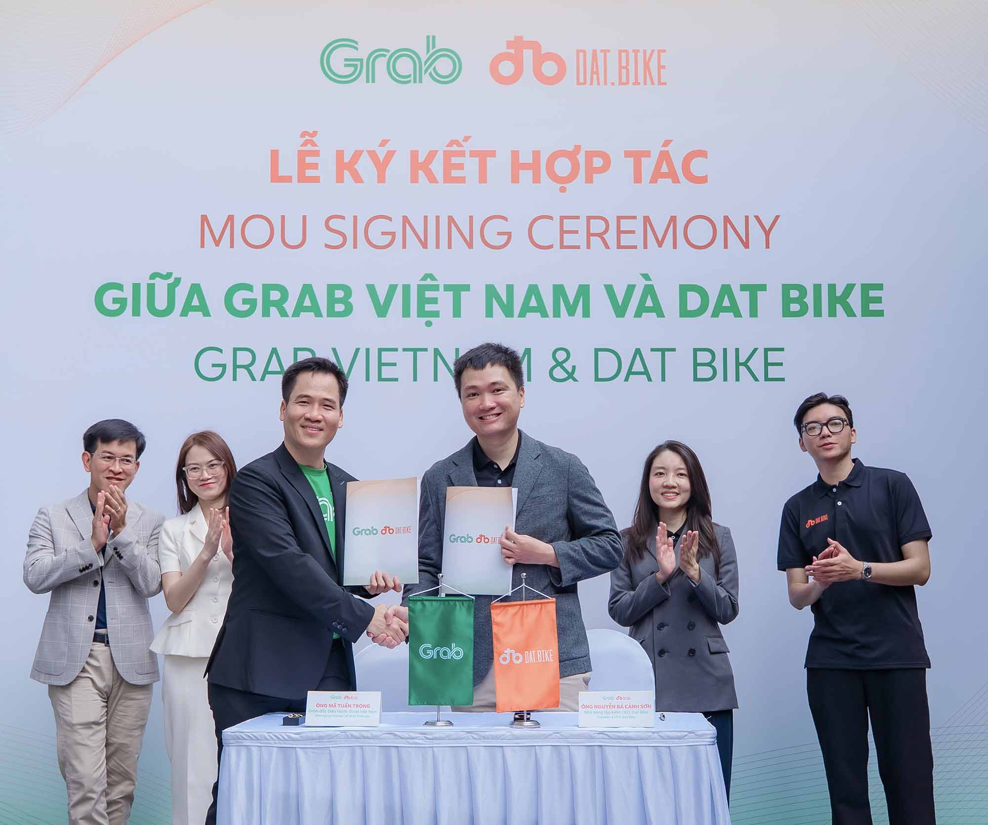Dai dien Grab Viet Nam va dai dien Dat Bike ky bien ban thoa thuan hop tac. Ảnh: Grab Viet Nam  