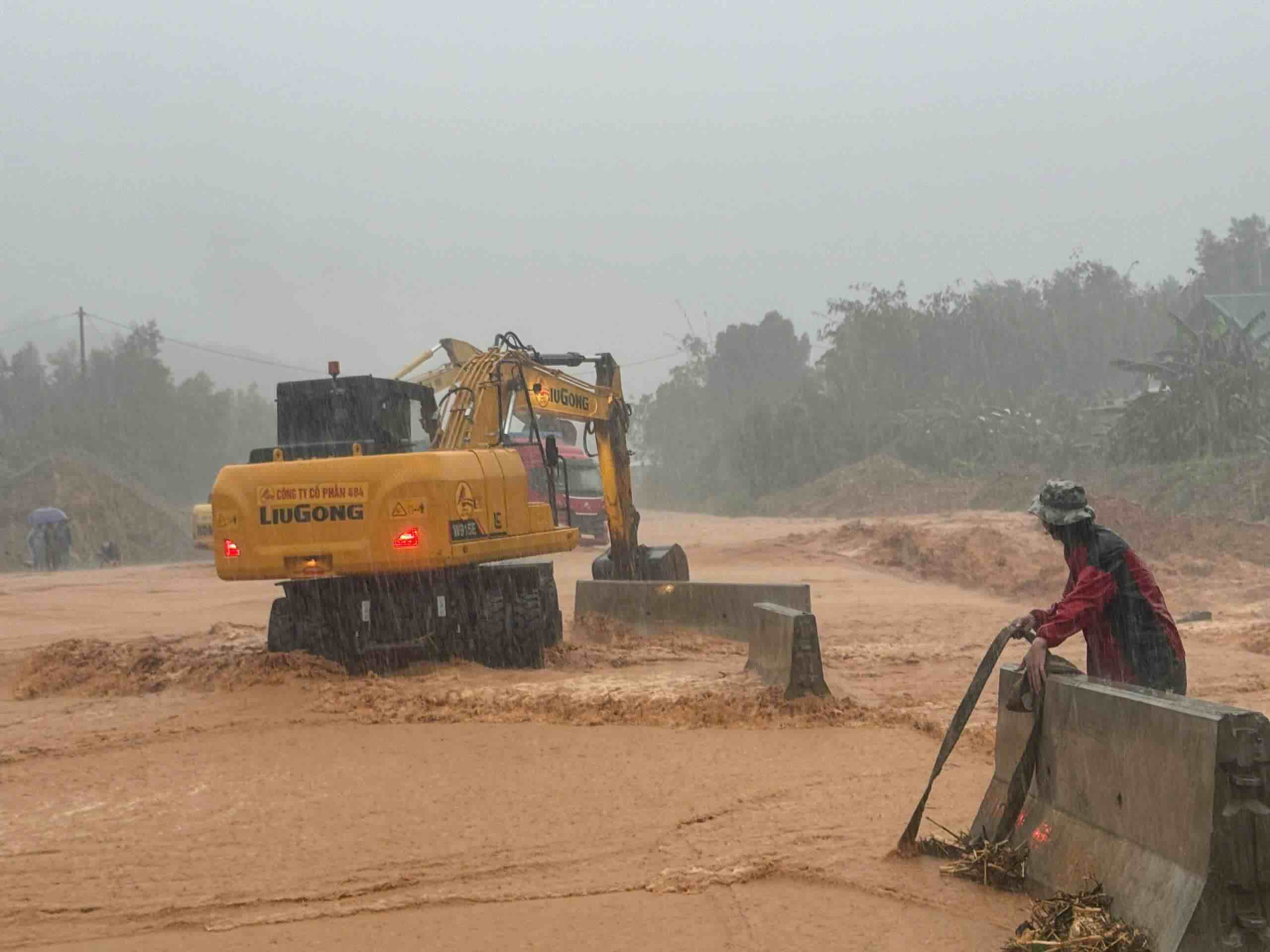 The La Son - Hoa Lien Expressway is still cut off. Photo: Phuc Dat.