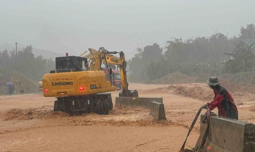 Tuyến cao tốc La Sơn - Hoà Liên hiện vẫn đang bị chia cắt. Ảnh: Phúc Đạt.