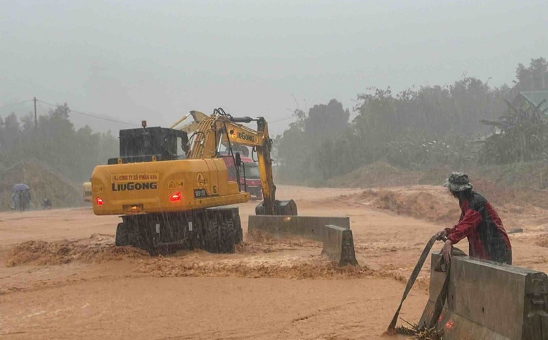 The La Son - Hoa Lien Expressway is still cut off. Photo: Phuc Dat.