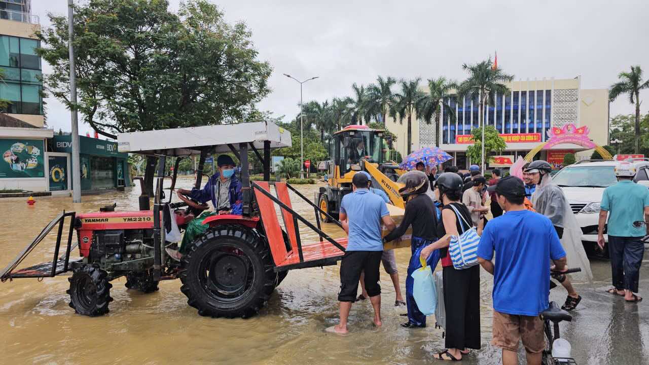 Nguoi dan di chuyen qua cac tuyen duong ngap nuoc bang phuong tien co gioi. Anh: Phuc Dat.
