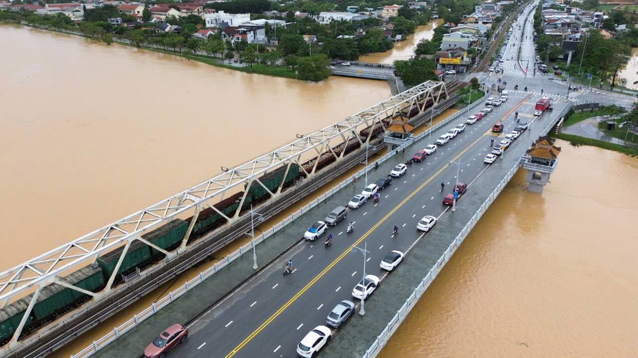 Muc nuoc song Huong co ha nhung van o muc cao. Anh: Nguyen Luan.