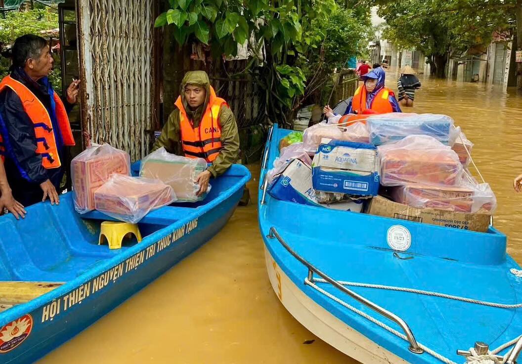Luc luong cong an dung xuong ho tro nhu yeu pham cho ba con vung bi mua lu chia cat. Anh: T. Hong.