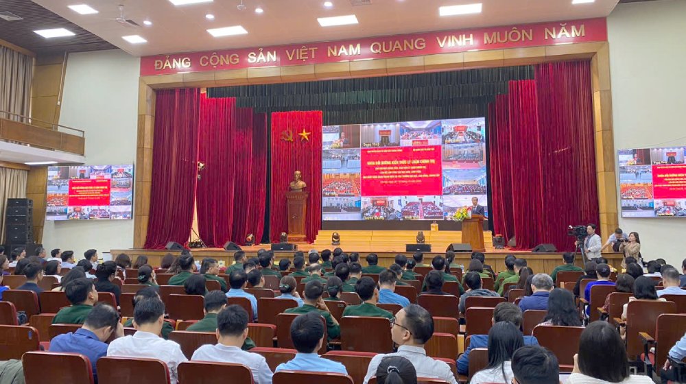 The Central Propaganda and Mass Mobilization Committee coordinated with the Ministry of Education and Training and Hanoi University of Science and Technology to organize a course to train political theory knowledge, on the morning of October 30. The training course has a meaningful and important role before the country enters a new era. Photo: Truong Phong