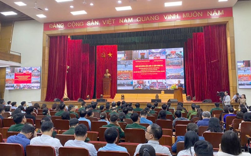 The Central Propaganda and Mass Mobilization Committee coordinated with the Ministry of Education and Training and Hanoi University of Science and Technology to organize a course to train political theory knowledge, on the morning of October 30. The training course has a meaningful and important role before the country enters a new era. Photo: Truong Phong